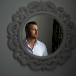 Fiecare început merită să fie păstrat în lumină. Fie că e vorba de o promisiune spusă cu emoție sau de primul zâmbet al unui nou suflet în familie, aceste momente merită să fie trăite din nou, prin fotografie. Această galerie reunește cadre pline de viață din nunți și botezuri — povești de iubire, familie și bucurie sinceră, surprinse cu sensibilitate și grijă pentru detalii.